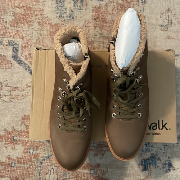 NWT-SoftWalk Women's Lace Up Boots, size 9 - Picture 6 of 13